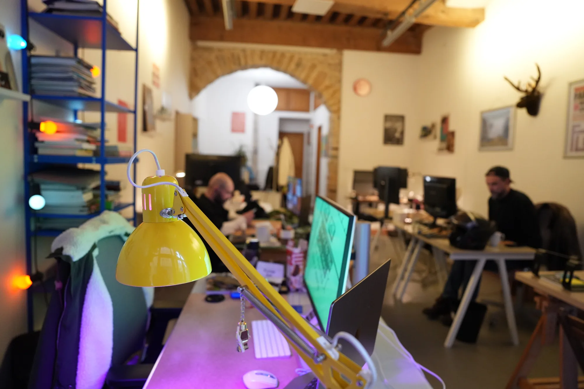 Vue en paysage des bureaux uBirds et de la lampe jaune, prise depuis les espaces de travail