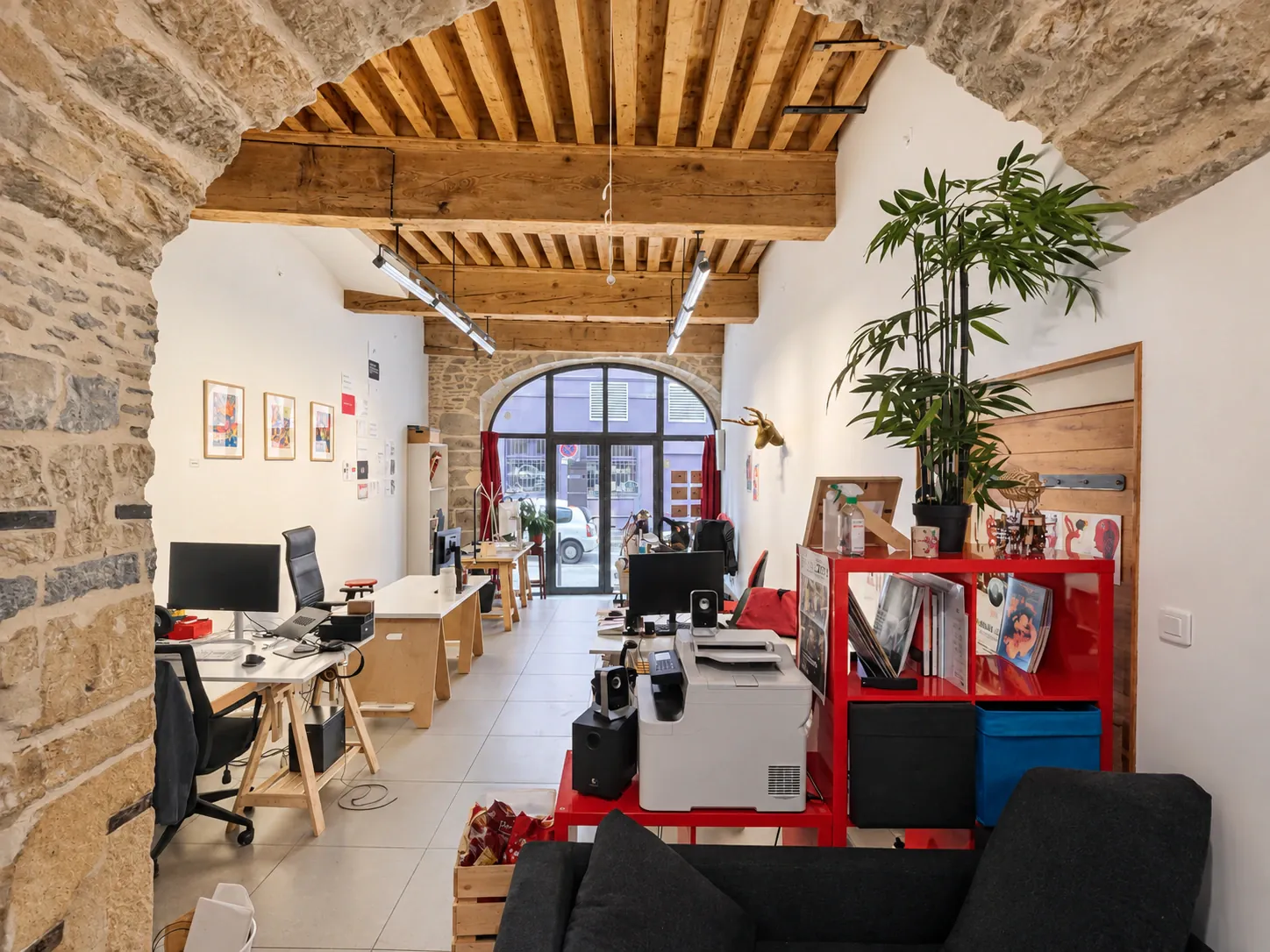 L’espace de travail vu à travers l’arche en pierre