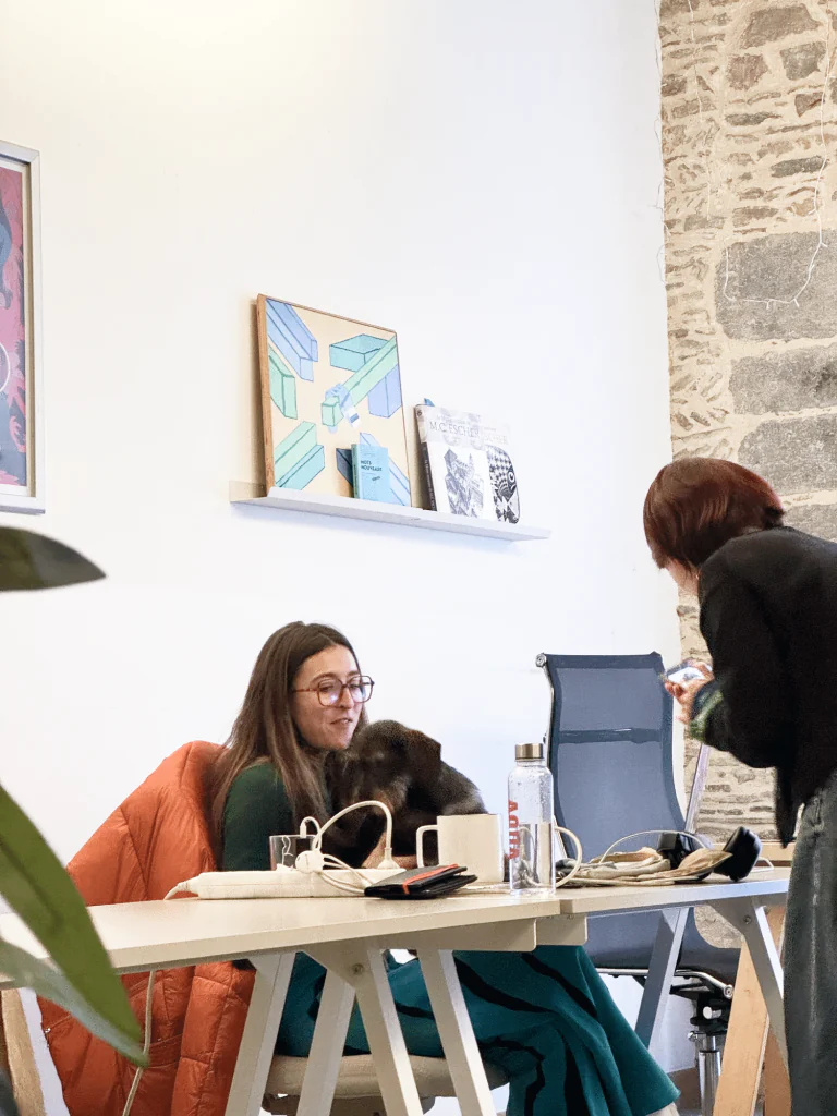 Échange autour d’une table de travail au coworking